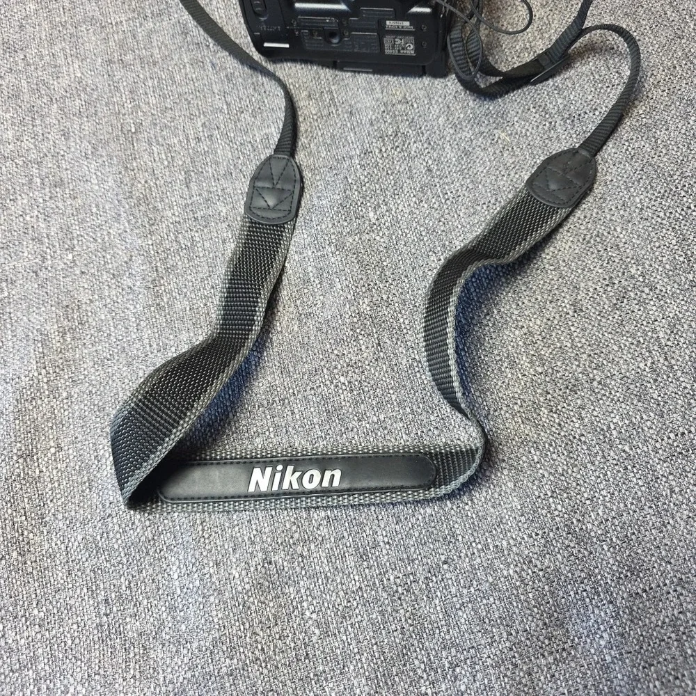 Nikon COOLPIX 5400 5.1MP Digital Camera - Black Battery Parts Untested